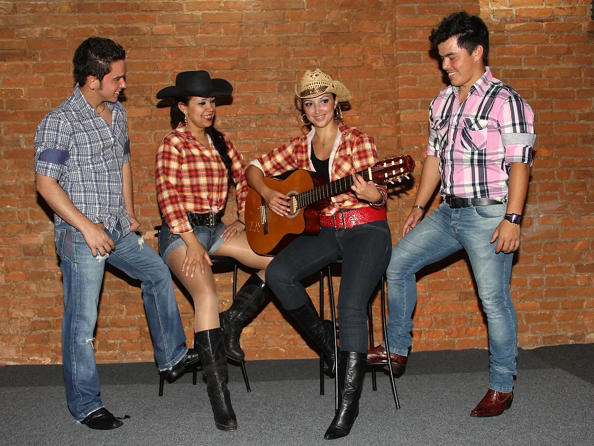 Integrantes de xadrez e chapéu com violão no bloco sertanejo